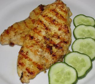 Pileći file u lepinji sa pomfritom