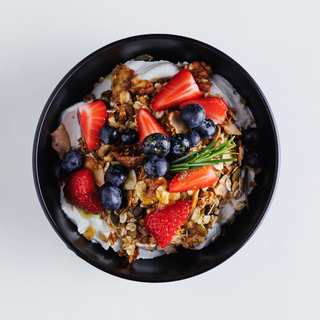 Granola cu iaurt si fructe de padure