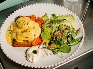 Бенедикт з лососем на хєшбрауні (400g)