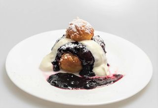 Papanași Junior cu fructe de pădure și smântână