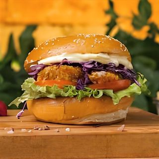 Бургер с пилешко и пържени картофи (400г)