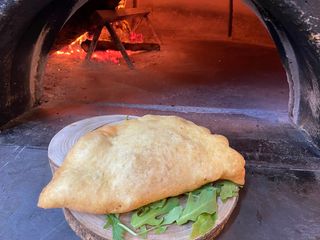 Panzerotto Frito Clásico De Tomate Y Mozzarella