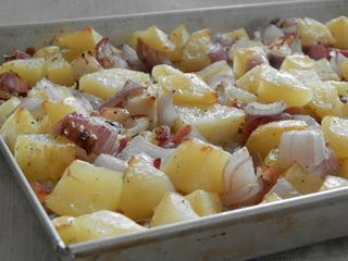 Patate con pancetta e cipolla caramellata o fonduta di formaggi