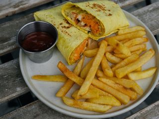 Рол з куркою і картоплею фрі