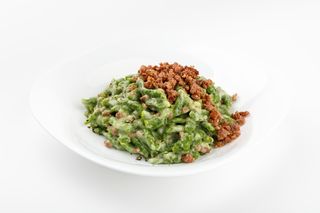 Spätzle bavaresi agli spinaci con crema di formaggio e speck