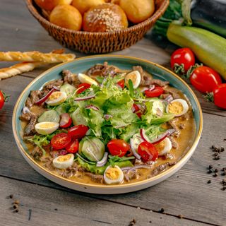 Теплый салат с кониной