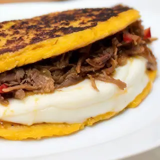 Cachapa con mantequilla y carne mechada