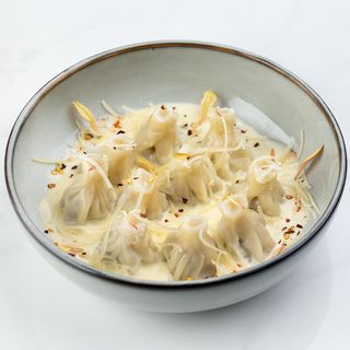 ხინკლუკა ყველის და ნაღების სოუსში