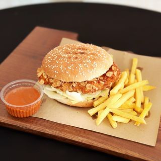 Бургер с куриным шницелем / Burger Șnitel Pui