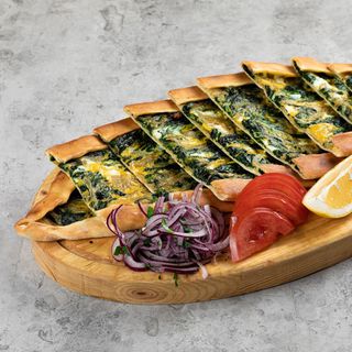 Пиде со шпинатом и яйцом