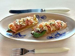 БРУСКЕТА З ПРОШУТО ТА ГРУШЕЮ (120g)