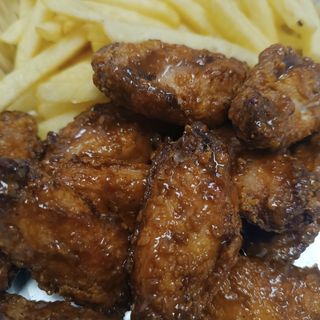 Alitas de pollo con papa a la barbacoa
