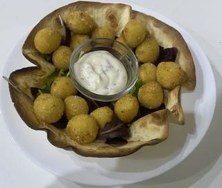 Панирани моцарелени топчета в хрупкава тортила