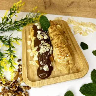 10 мини палачинки с Nutella, солен карамел, филиран бадем и фъстъчен крокант