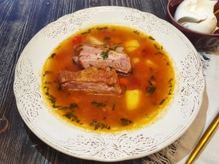 Ciorbă de fasole boabe cu ciolan afumat