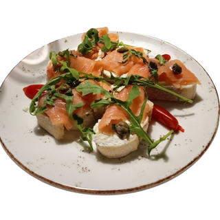 Норвежка пушена сьомга и билкови брускети с масло