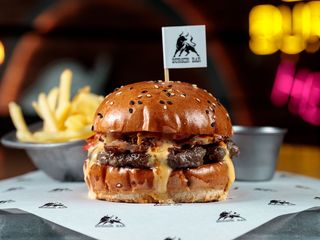 Бургер з телятиною, солоними огірками та карамелізованою цибулею та картоплею фрі (300/65g)