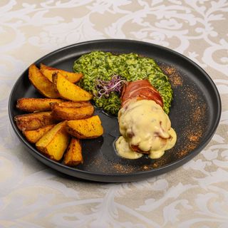 Piept de pui prosciutto cu cartofi copți și spanac