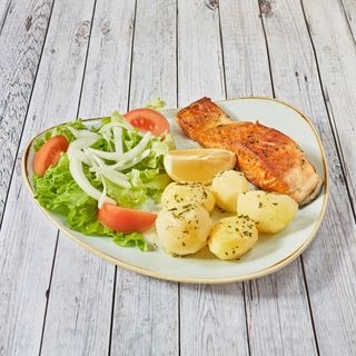 11. Salmón, Patatas Cocidas Y Ensalada