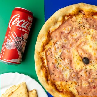 Vesuvio pizza 32cm + Palačinka sa eurokremom + Coca-Cola 2l