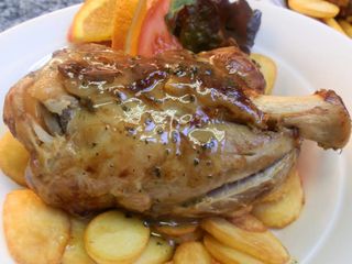 Codillo De Jamón Con Patatas Y Ensalada