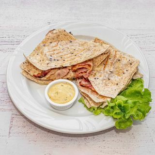 Quesadilla z serem żółtym , awokado i boczkiem