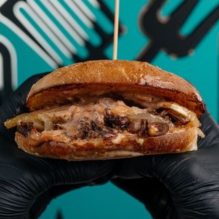 Бургер з рваною яловичиною та овочами гриль