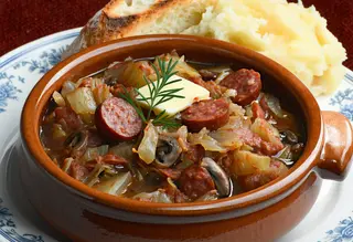 Bigos z kiełbasą i grzybami, ziemniaki