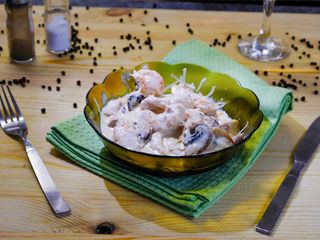 Piept de pui cu ciuperci, smantana si mamaliga