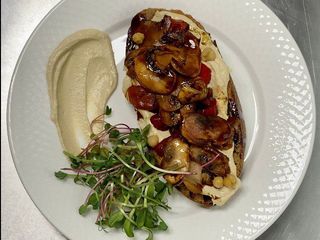 Тост з хумусом та овочами (270г)