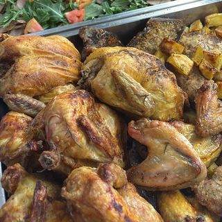 Pollo arrosto intero con patate al forno