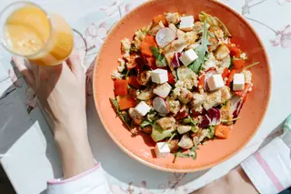 Proljetna salata sa halumi sirom i avokadom