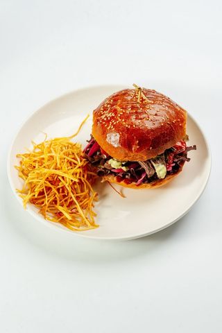 Бургер с томлёной говядиной