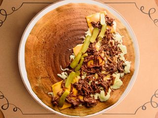 Палачинка Телешко, кашкавал, чедър и кисели краставички