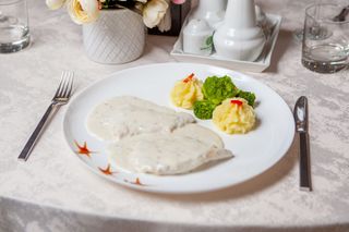 Piept de pui cu sos gorgonzola, piure de cartofi și broccoli