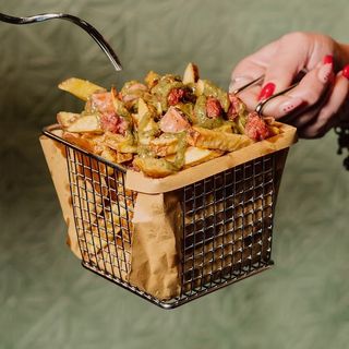 Patate fritte con salsiccia e pistacchio