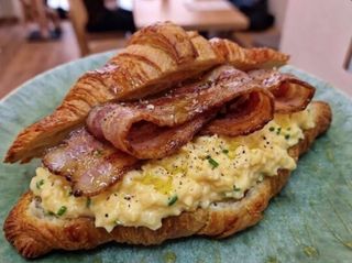 Croissant de Ovo Mexido e Bacon