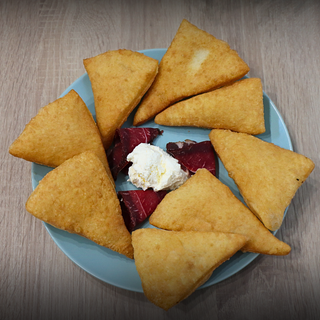 Uštipci sa kajmakom i suhim mesom