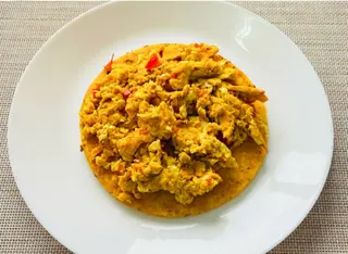 Huevos Pericos Con Arepa