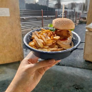 3 Burgeri de Pui + 3 Portii de Cartofi Prajiti + 3 sosuri