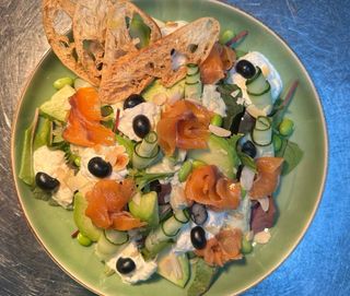 Salata cu Somon slab sarat si Stracciatella