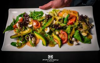 Салат з малосольним лососем та авокадо