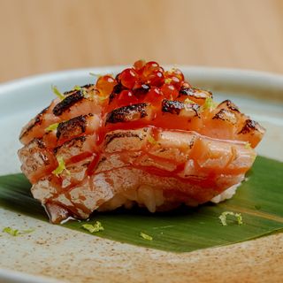 Nigiri podpalone podbrzusze łososia 1 szt.