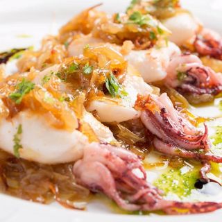 Chipirones A La Plancha Con Cebolla Pochada y virutas de ibéricos 