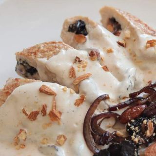 Piletina punjena suvim šljivama i bademom