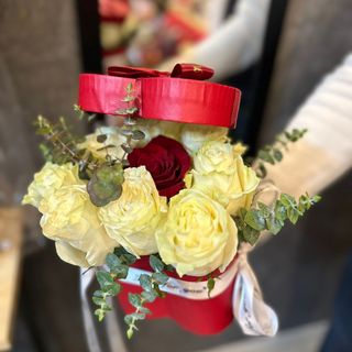 CUTIE INIMA 9 TRANDAFIRI ALBI SI ROSU