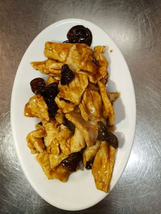 72. Vitello con bambù e funghi