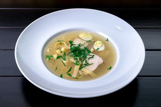 Курячий бульйон із локшиною та перепелиним яйцем (300г)