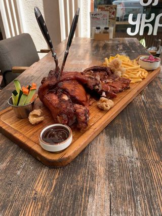 Рулька, ребро свиняче, начос, фрі (1750г)