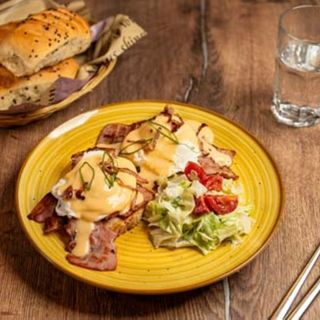Ouă benedict cu salsa de queso și bacon